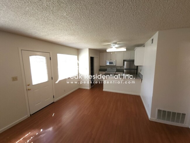 Building Photo - Cute 2bd/1ba Fourplex with Garage near Wat...
