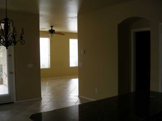 Building Photo - 4 Bed 2.5 Bath Home! Beautiful Kitchen! Gr...