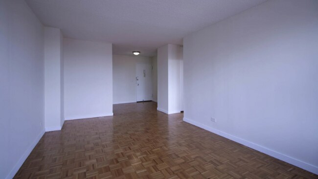 Foto del edificio - 303 E 83rd St