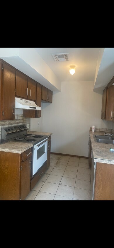 Building Photo - 2119 W Oak Ave