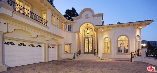 Building Photo - 2025 E Live Oak Dr