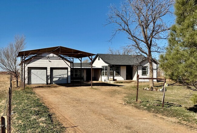 Foto del edificio - So Peaceful! Adorable Farmhouse 3/2/2 on almost 2 Acres with Bonus Room and Minutes from Buffalo ...