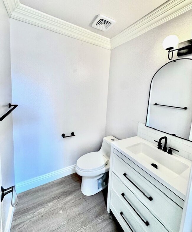 Building Photo - Remodeled townhome