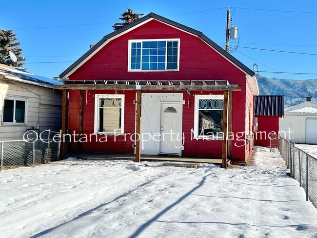 Building Photo - Updated Barn House with a Garage!