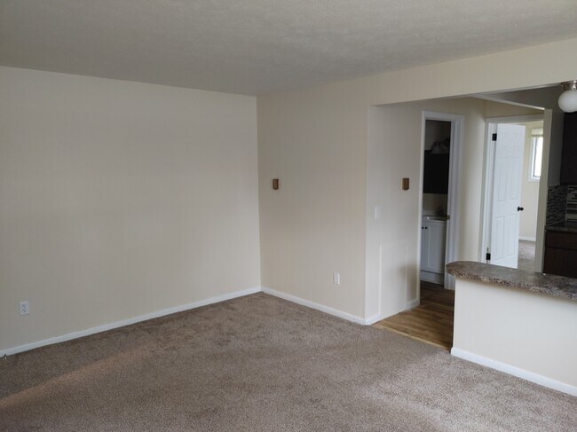 Building Photo - 25 David Ave NE