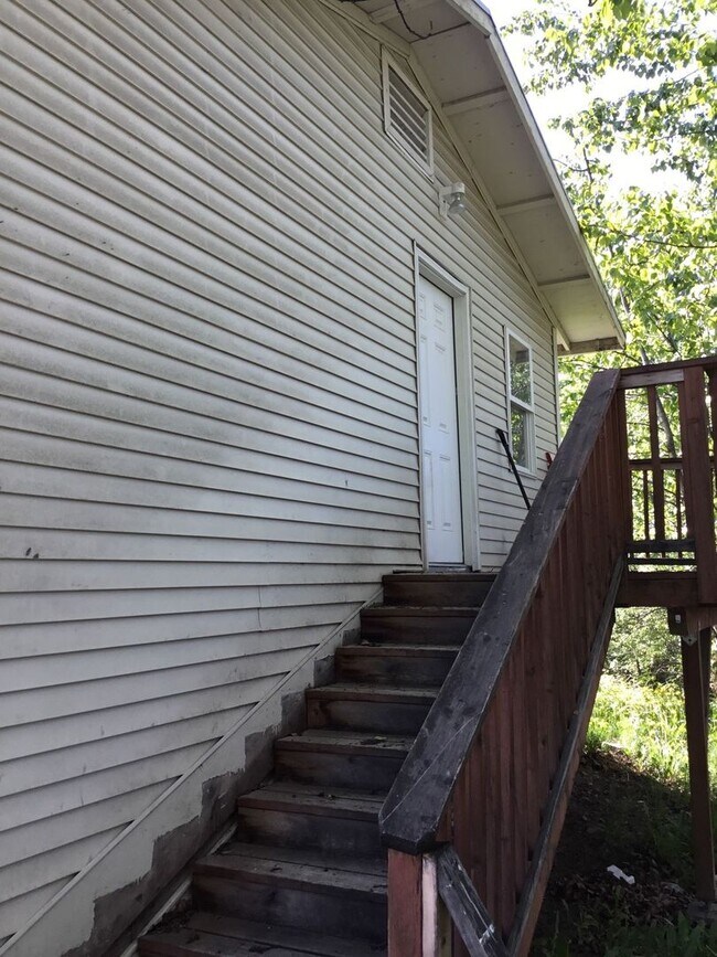 Building Photo - Great cozy unit with private deck entrance