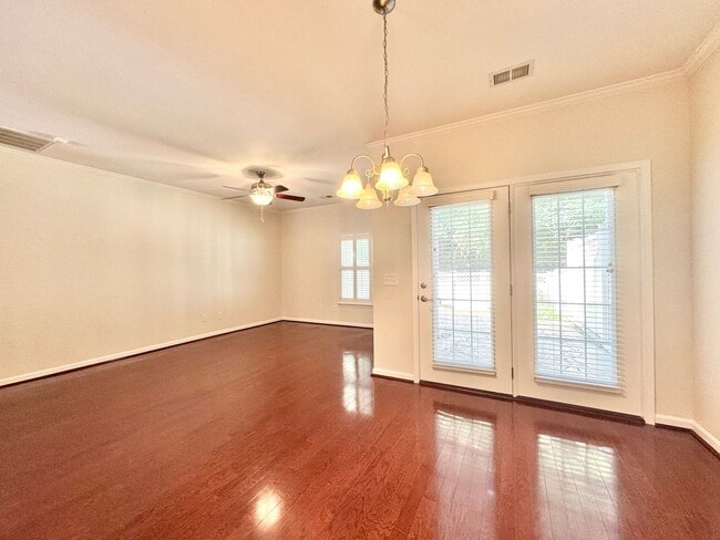 Building Photo - 2 Bedroom Townhome W/ Office Space & Large...