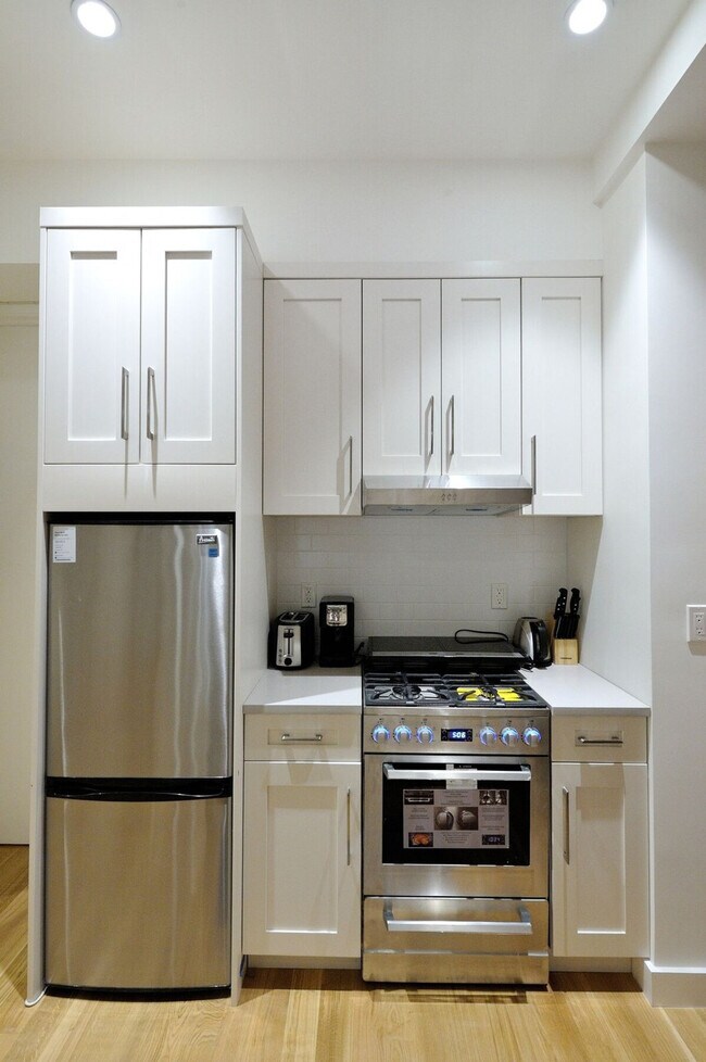 Foto del edificio - 353 W 46th St