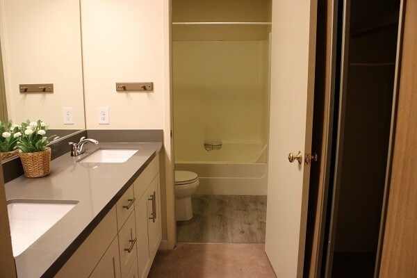 Foto del edificio - 1336 Bellevue Way NE