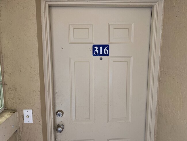 Foto del edificio - 1063 Golden Lakes Blvd