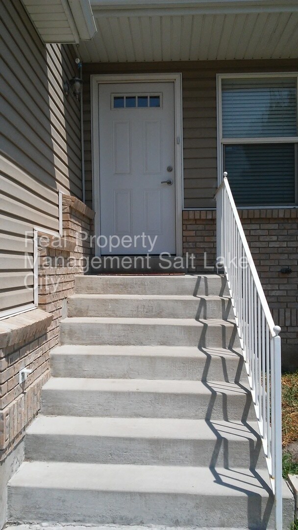 Building Photo - 2689 S Vespa Dr