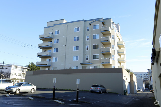 Building Photo - Landmark Apartments