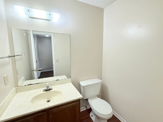 Foto del edificio - Spacious 2-Bedroom Townhome - Fenced Backyard