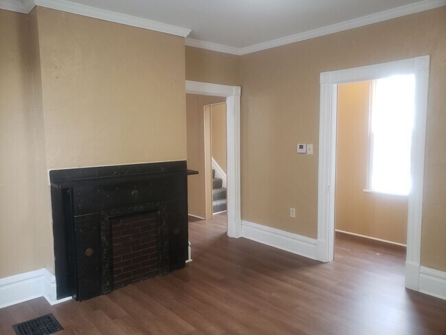 Building Photo - Inviting 3-Bedroom Residence with Modern A...