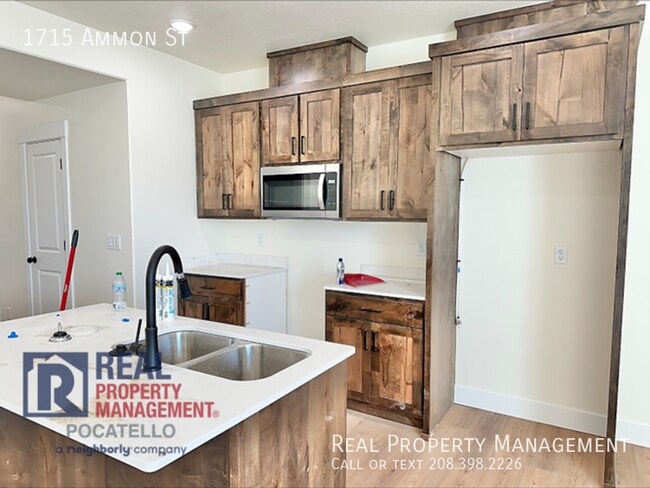 Foto del edificio - BRAND NEW 3 bed 2.5 Bath Townhome - Small ...