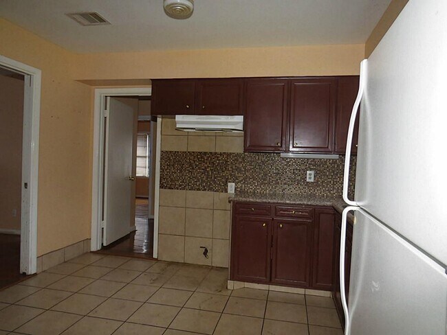 Building Photo - 2210 Merle St