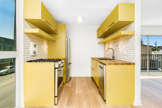 Gas stove/oven, dishwasher, garbage disposal - 40 18th Ave