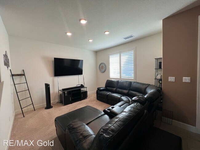 Building Photo - 3 br, 2.5 bath House - 7047 Woodward Road