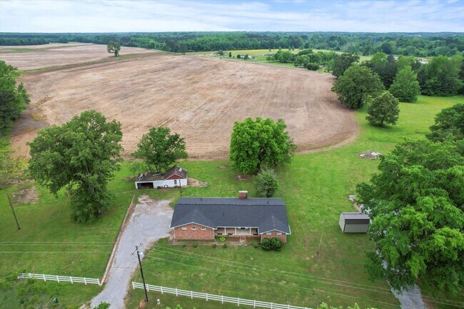 Foto del edificio - Charming Full Brick Home in Peaceful Count...