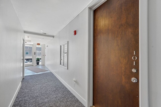 Building Photo - Unique // 2 Bedroom and 2 Bathroom Condo//...
