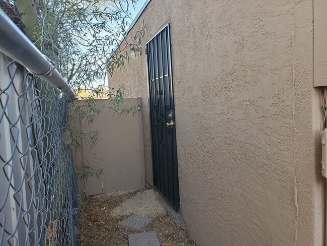 Entryway - 1310 E Lee St