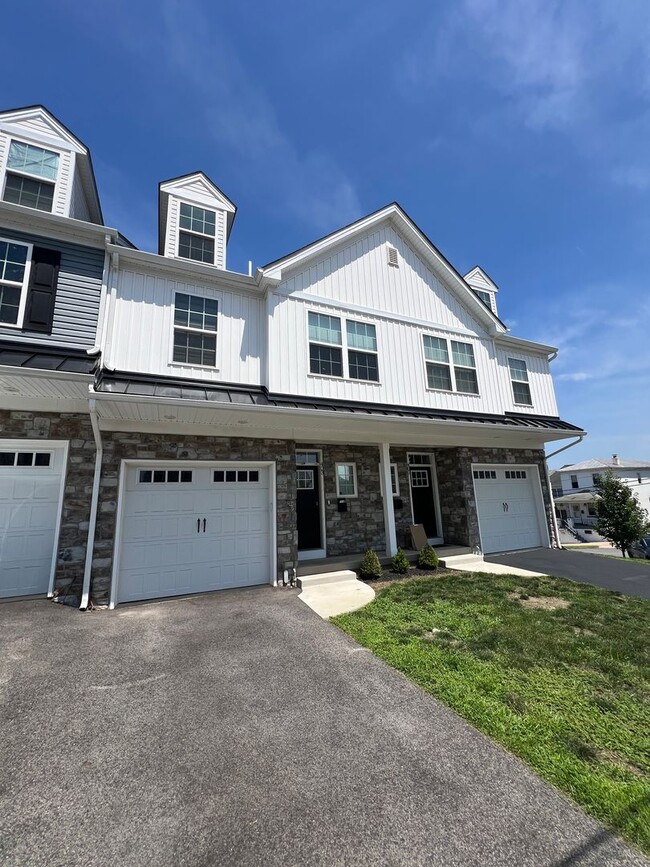 Building Photo - Stunning 3-Bedroom Townhome in Bridgeport!...