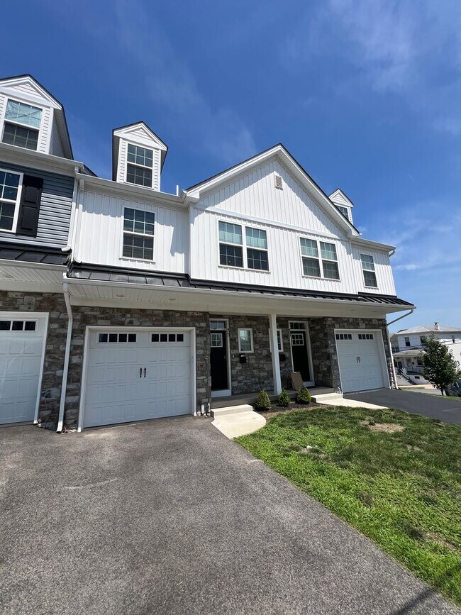 Foto del edificio - Stunning 3-Bedroom Townhome in Bridgeport!...