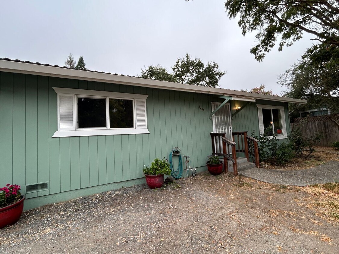 Foto principal - Charming 2 Bedroom Home with Creekside Set...