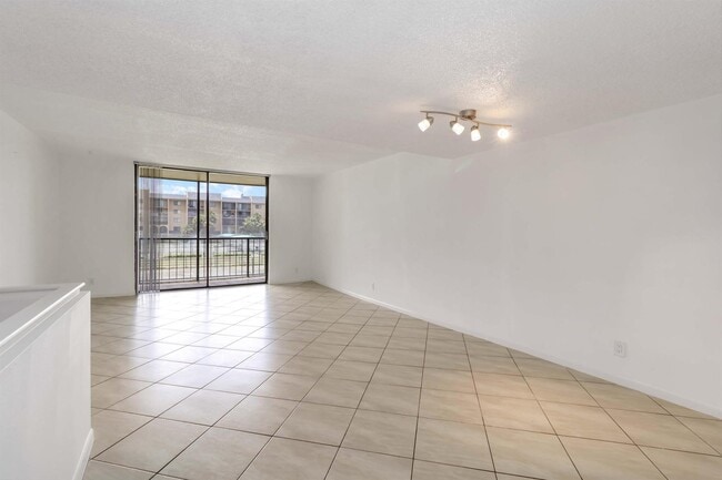 Building Photo - 2820 Tennis Club Dr