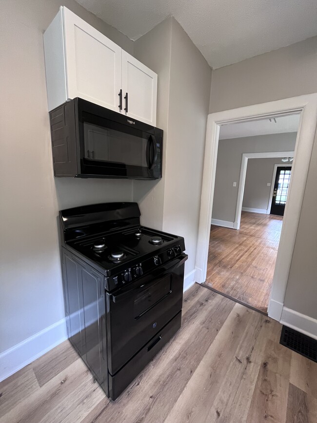 Kitchen - 2415 Lindbergh Dr