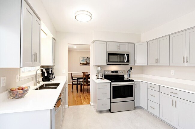 Foto del edificio - Spacious Pet-Friendly Hollymead Home With Updates