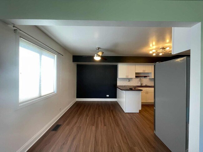 Building Photo - 211 E Oneida Ave