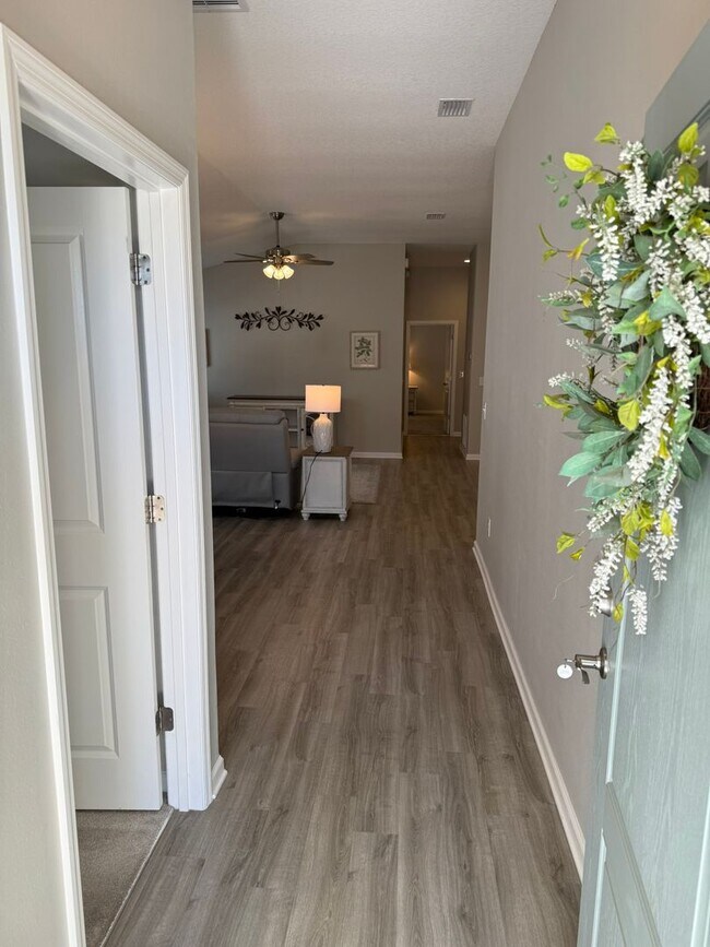 Foto del edificio - Fully Furnished, 3 Bed, 2 Bath, Turnkey ANNUAL Lease in the Village of Lake Denham