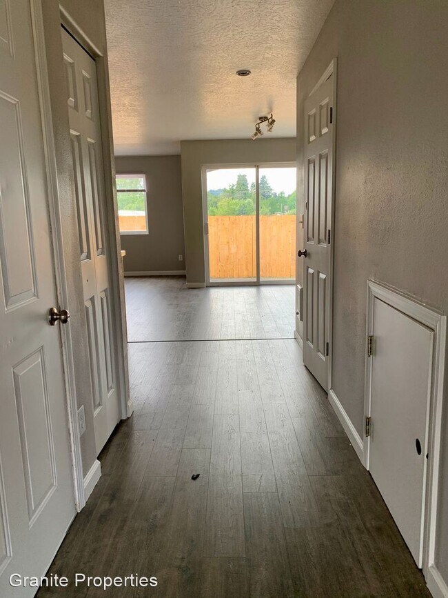 Foto del edificio - 680 N Cloverleaf Loop