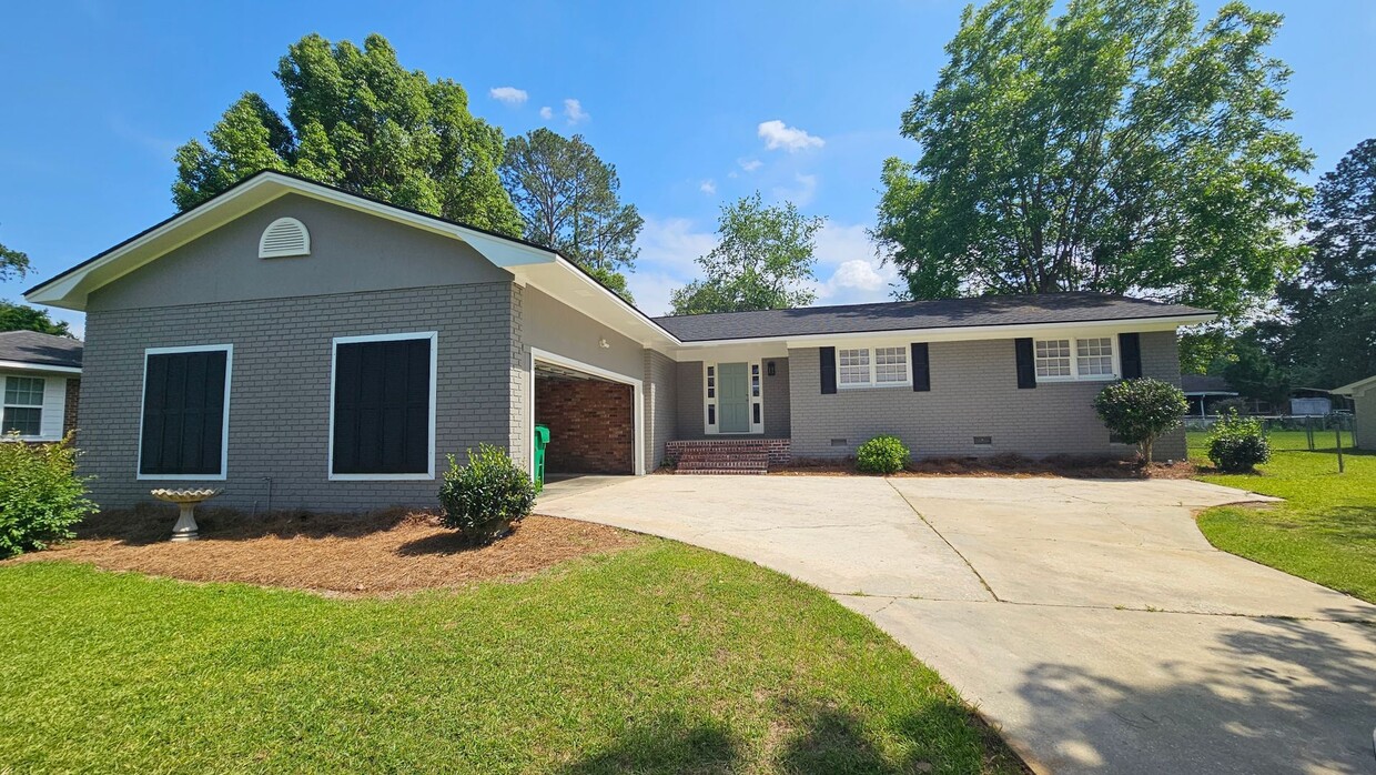 Primary Photo - Recently Updated 3Bed 2 Bath House