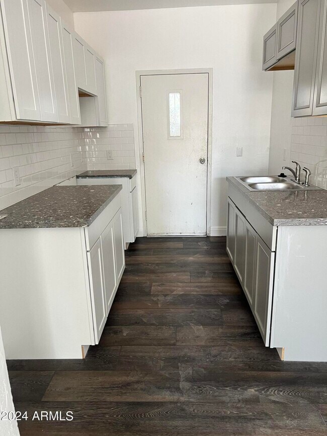 Foto del edificio - 5912 West Myrtle Ave