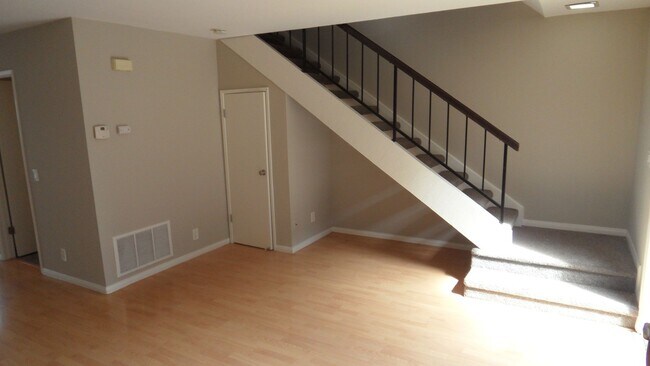 Building Photo - YORKTOWN VILLAS 2 BEDROOM TOWNHOME.