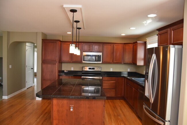 Building Photo - Spacious North Tacoma 3 Bedroom 2.5 Bath C...