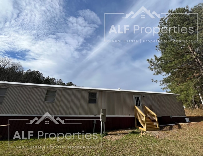 Building Photo - Newly Renovated and Available