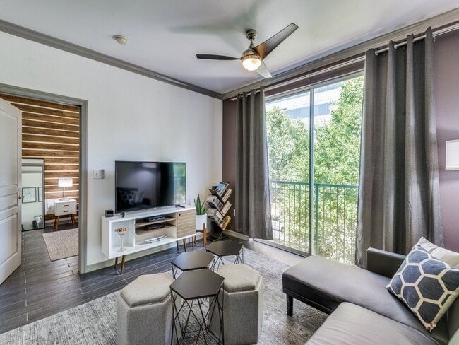 Foto del edificio - 330 Las Colinas Blvd E