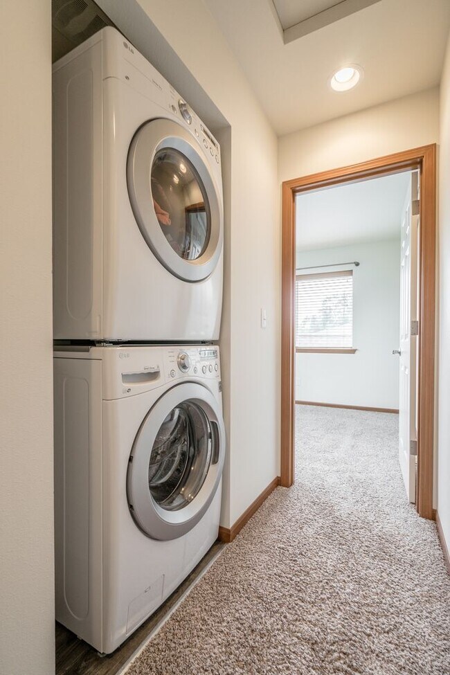 Foto del edificio - MOVE IN SPECIAL! 2 Bedrooms, 1.5 Bath Single Family Townhouse - Stonecrest Ct ( E.Bakerview Rd.)