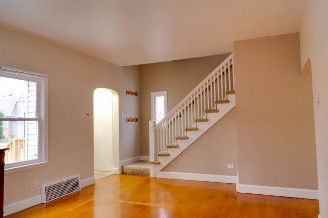 Building Photo - 6633 Van Buren Ave