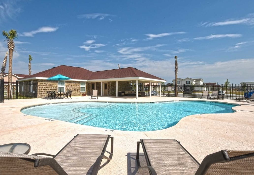 Relaxing pool and gazebo - Oak Manor Villas - Portland