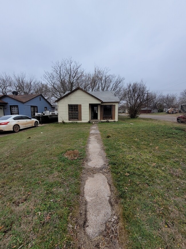 Building Photo - 711 N D St