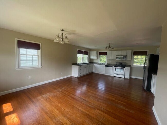 Foto del edificio - Three Bed Room Two Bath Single-Family Home