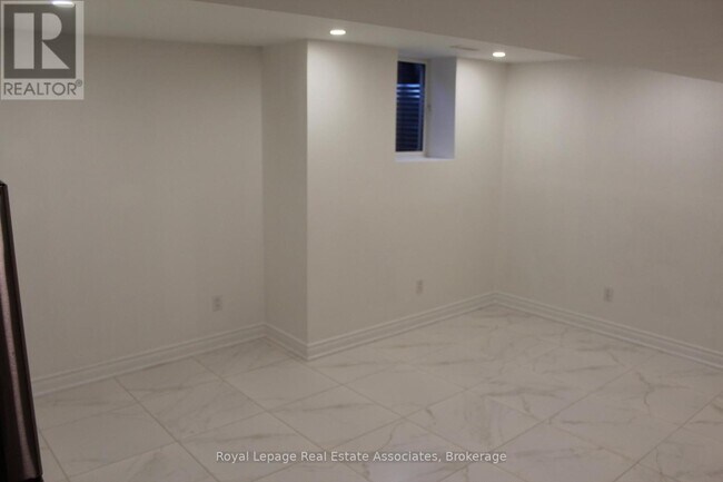 Building Photo - 2 Bakersfield Rd