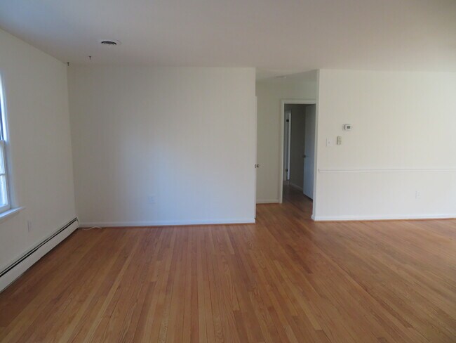 Foto del edificio - 26 Lakeside Dr