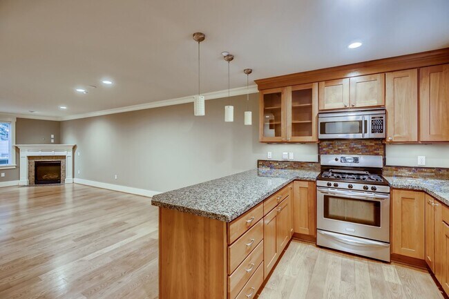 Foto del edificio - Immaculate 5 bedroom townhome available for instant move-in.