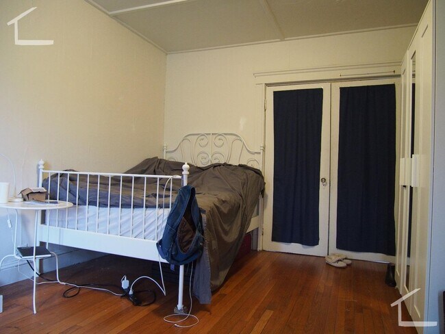 Building Photo - NO FEE NO SECURITY Split 2 bed Close to NU...