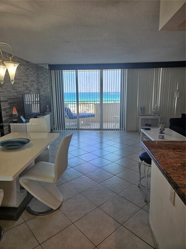 Foto del edificio - 3180 S Ocean Dr